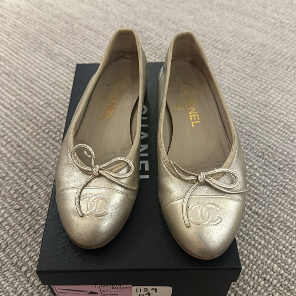 Authentic Chanel classic ballet flat in light gold goatskin size 36